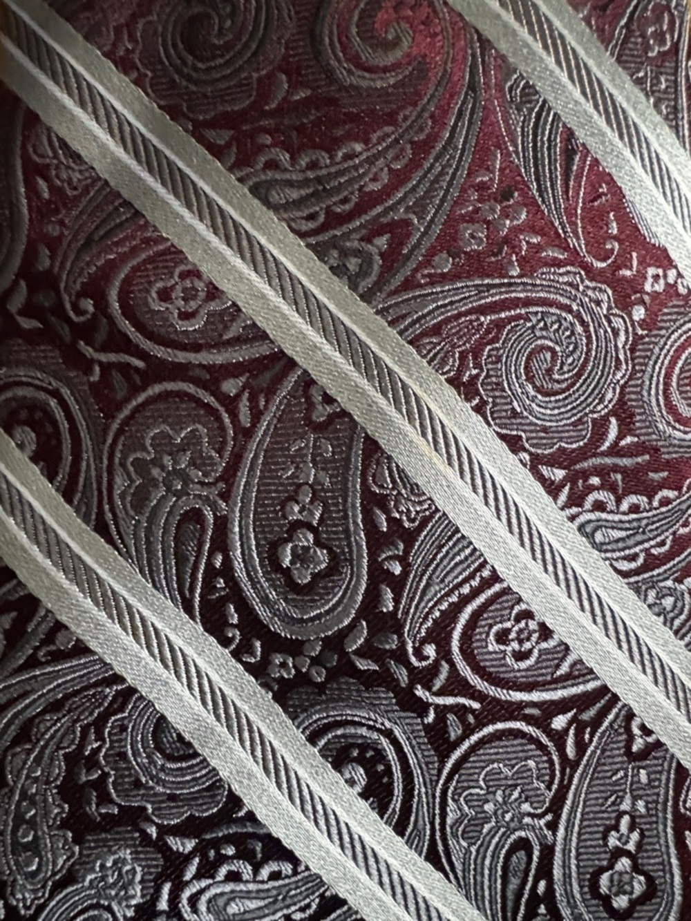 Sleek Pronto Uomo Burgundy Paisley Tie with Silver Stripes - Picture 4 of 6